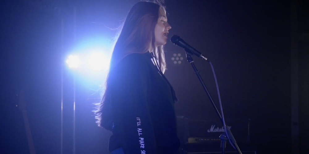 Girl singing with Starstruck